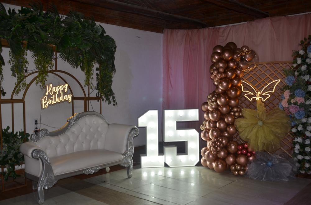 Decoración de Quinceaños con Nro 15 Gigante Festejos Santaella