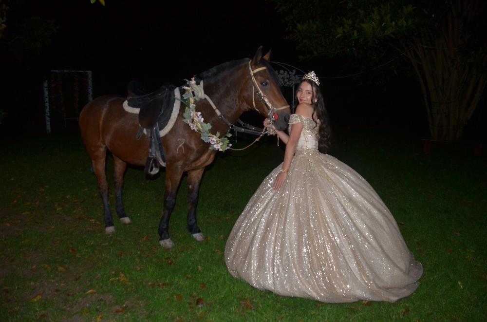 Servicio de Quinceaños - Entrada a Caballo
